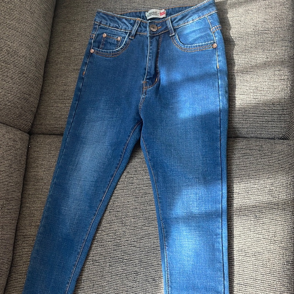Cute jeans from the local store, never worn, size:26, high rise and stretchy